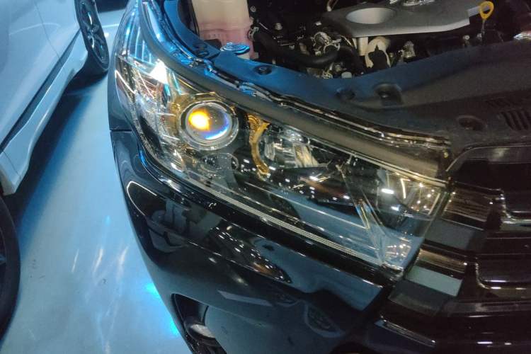 Used Toyota Highlander 2018 2.0T Four-Wheel Drive Knight Edition 7 Seats China VI Standard Right Front Headlight