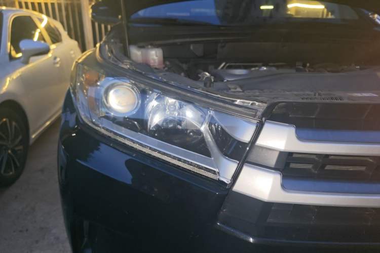 Used Toyota Highlander 2018 2.0T Two-Wheel Drive Elite Version 5 Seats China VI Standard Right Front Headlight