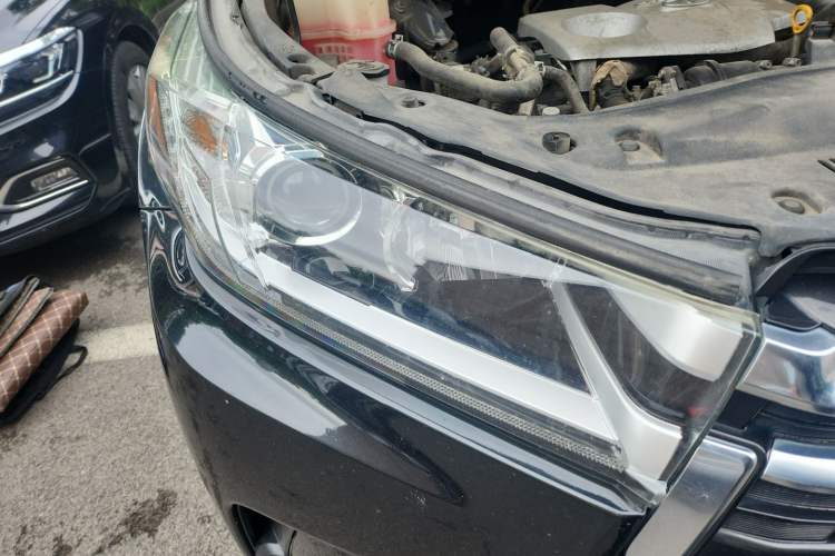 Used Toyota Highlander 2018 2.0T Four-Wheel Drive Prestige Version 7 Seats China VI Standard Right Front Headlight