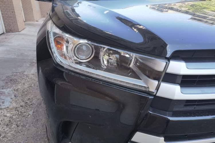 Used Toyota Highlander 2018 2.0T Four-Wheel Drive Luxury Edition 7 Seats China V Emission Standard Right Front Headlight