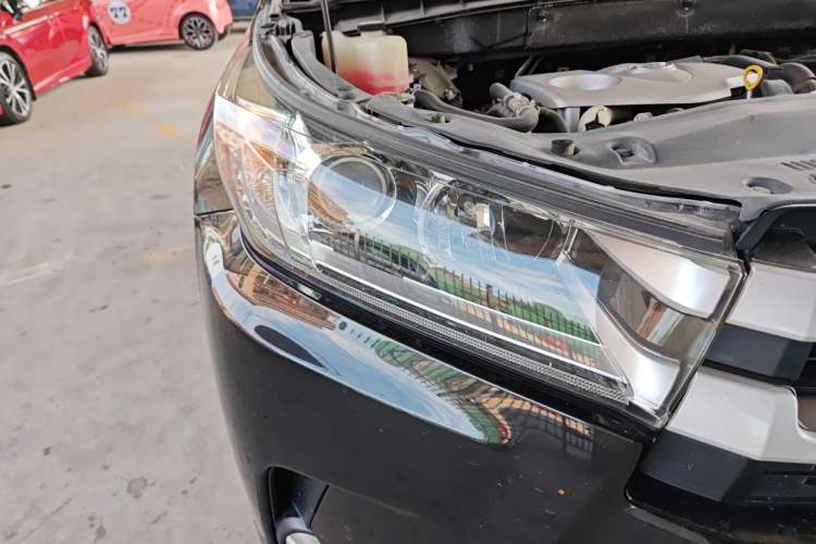 Used Toyota Highlander 2018 2.0T Two-Wheel-Drive Luxury Edition 7 Seats Emission Standard China V Right Front Headlight