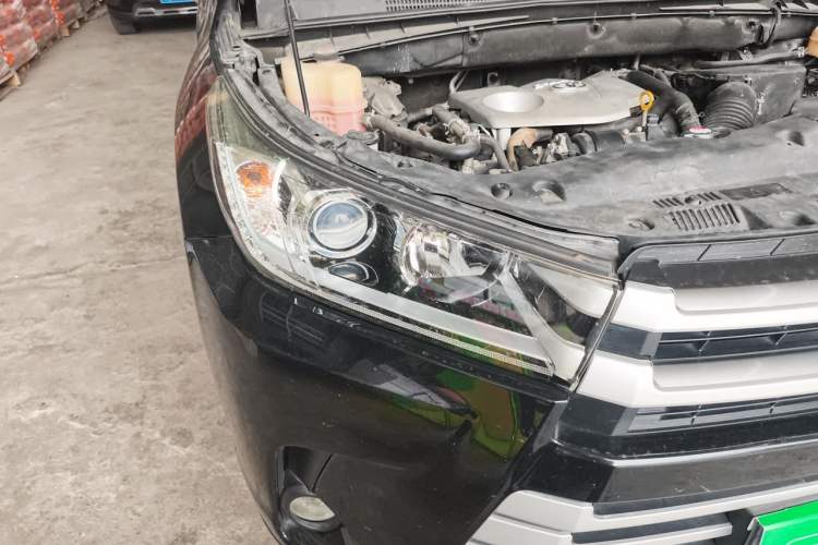 Used Toyota Highlander 2018 2.0T Four-Wheel Drive Luxury Edition 7 Seats China V Emission Standard Right Front Headlight