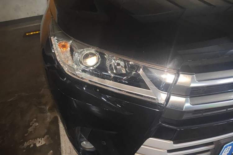 Used Toyota Highlander 2018 2.0T Two-Wheel Drive Elite Edition 5 Seats Emission Standard China V Right Front Headlight