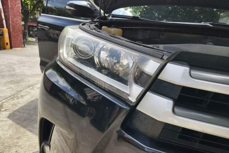 Used Toyota Highlander 2018 2.0T Four-Wheel Drive Luxury Edition 7 Seats China V Emission Standard Right Front Headlight