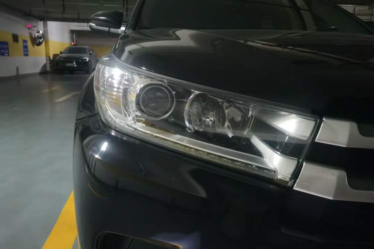 Used Toyota Highlander 2018 2.0T Four-Wheel Drive Luxury Version 7 Seats China VI Standard Right Front Headlight