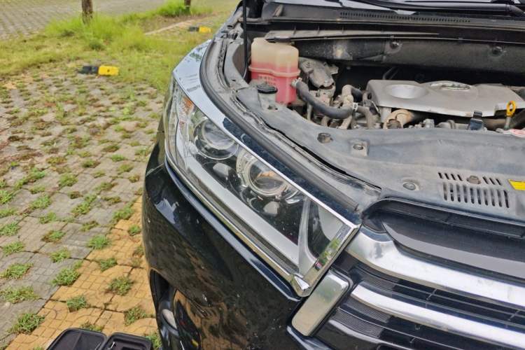 Used Toyota Highlander 2018 2.0T Four-Wheel Drive Prestige Version 7 Seats China V Emission Standard Right Front Headlight