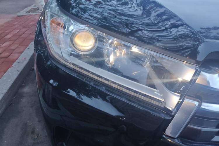 Used Toyota Highlander 2018 2.0T Four-Wheel Drive Prestige Version 7 Seats China V Emission Standard Right Front Headlight