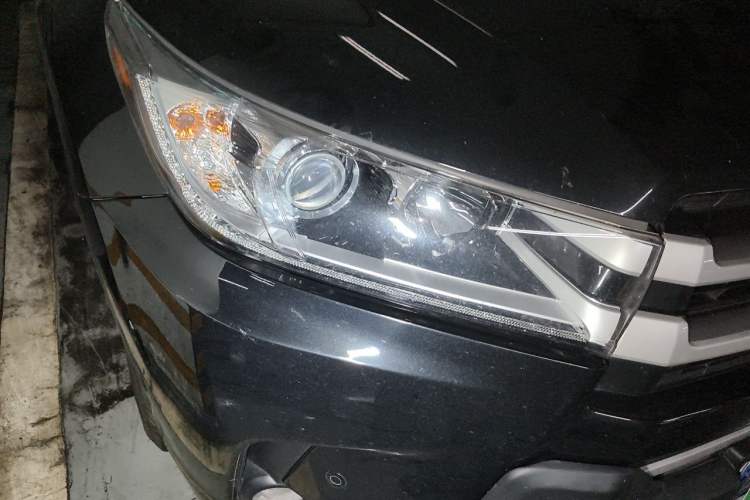 Used Toyota Highlander 2018 2.0T Two-Wheel Drive Elite Edition 5 Seats Emission Standard China V Right Front Headlight