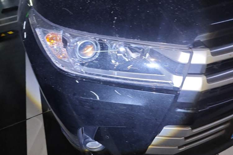 Used Toyota Highlander 2018 2.0T Four-Wheel Drive Luxury Version 7 Seats China VI Standard Right Front Headlight