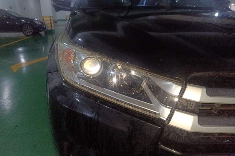 Used Toyota Highlander 2018 2.0T Four-Wheel Drive Luxury Edition 7 Seats China V Emission Standard Right Front Headlight