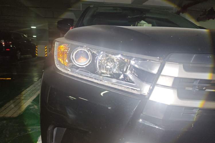 Used Toyota Highlander 2018 2.0T Four-Wheel Drive Luxury Edition 7 Seats China V Emission Standard Right Front Headlight