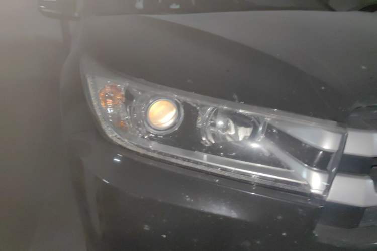 Used Toyota Highlander 2018 2.0T Four-Wheel Drive Luxury Version 7 Seats China VI Standard Right Front Headlight