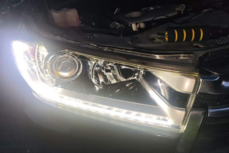 Used Toyota Highlander 2018 2.0T Four-Wheel Drive Prestige Version 7 Seats China VI Standard Right Front Headlight