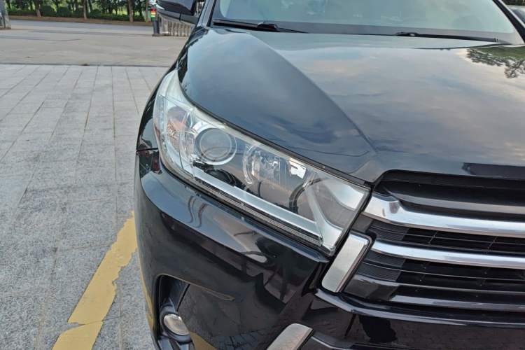 Used Toyota Highlander 2018 2.0T Two-Wheel Drive Prestige Version 7 Seats China V Emission Standard Right Front Headlight