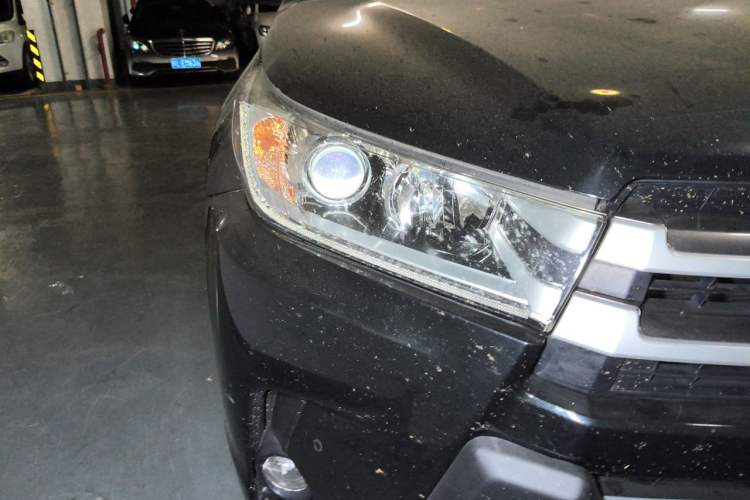 Used Toyota Highlander 2018 2.0T Four-Wheel Drive Luxury Edition 7 Seats China V Emission Standard Right Front Headlight