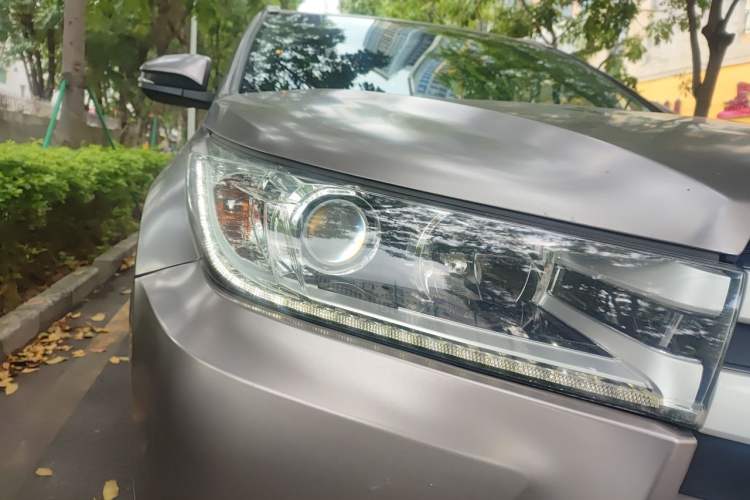Used Toyota Highlander 2018 2.0T Four-Wheel Drive Luxury Edition 7 Seats China V Emission Standard Right Front Headlight