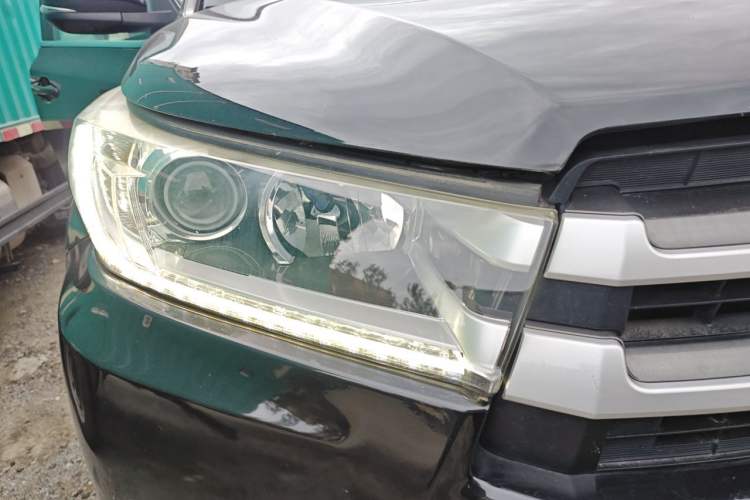 Used Toyota Highlander 2018 2.0T Four-Wheel Drive Luxury Edition 7 Seats China V Emission Standard Right Front Headlight