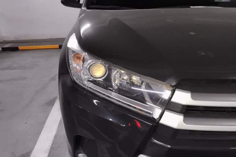 Used Toyota Highlander 2018 2.0T Four-Wheel Drive Luxury Version 7 Seats China VI Standard Right Front Headlight