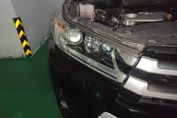 Used Toyota Highlander 2018 2.0T Four-Wheel Drive Luxury Version 7 Seats China VI Standard Right Front Headlight