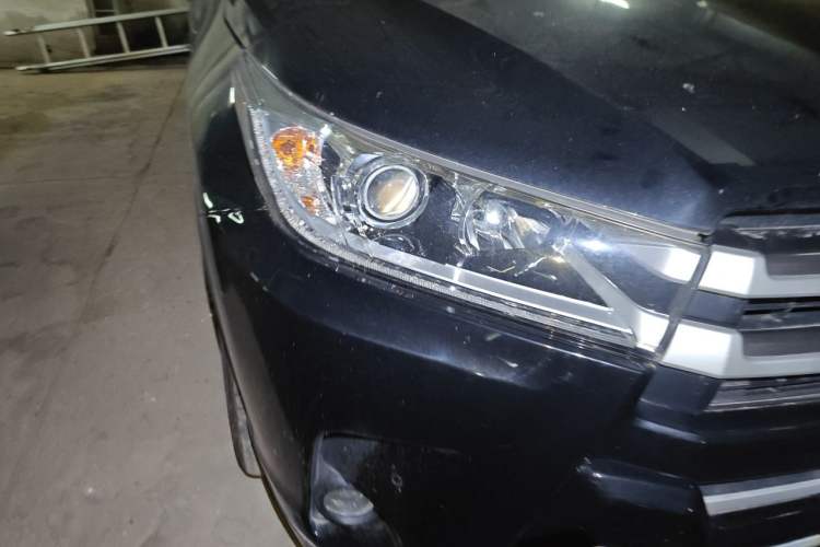 Used Toyota Highlander 2018 2.0T Four-Wheel Drive Luxury Edition 7 Seats China V Emission Standard Right Front Headlight