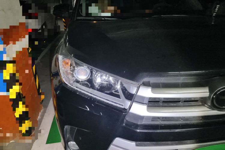 Used Toyota Highlander 2018 2.0T Four-Wheel Drive Luxury Edition 7 Seats China V Emission Standard Right Front Headlight