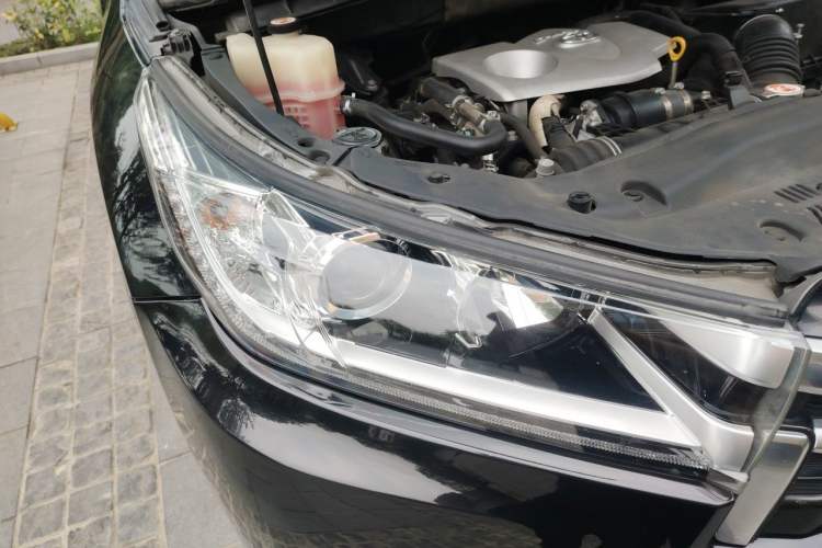 Used Toyota Highlander 2018 2.0T Four-Wheel Drive Prestige Version 7 Seats China VI Standard Right Front Headlight