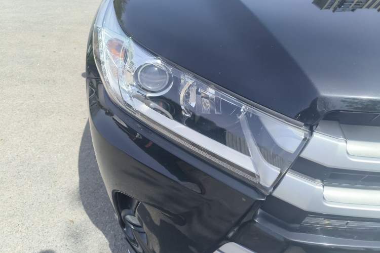 Used Toyota Highlander 2018 2.0T Four-Wheel Drive Luxury Edition 7 Seats China V Emission Standard Right Front Headlight