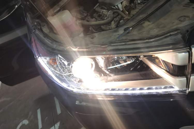 Used Toyota Highlander 2018 2.0T Four-Wheel Drive Elite Edition 7 Seats China VI Standard Right Front Headlight