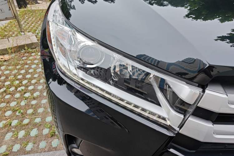 Used Toyota Highlander 2018 2.0T Four-Wheel Drive Luxury Version 7 Seats China VI Standard Right Front Headlight