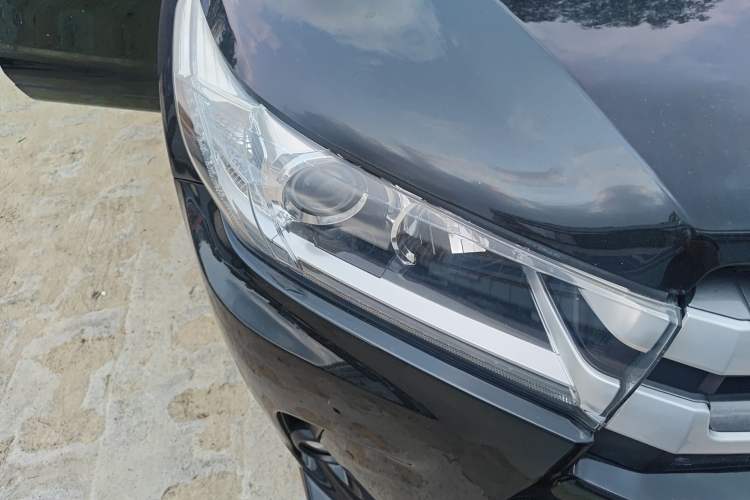 Used Toyota Highlander 2018 2.0T Four-Wheel Drive Luxury Edition 7 Seats China V Emission Standard Right Front Headlight
