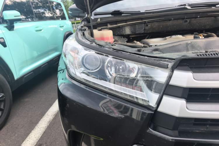 Used Toyota Highlander 2018 2.0T Two-Wheel-Drive Luxury Edition 7 Seats Emission Standard China V Right Front Headlight