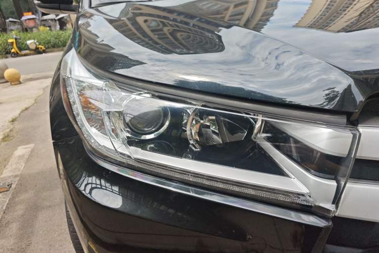 Used Toyota Highlander 2018 2.0T Four-Wheel Drive Luxury Version 7 Seats China VI Standard Right Front Headlight
