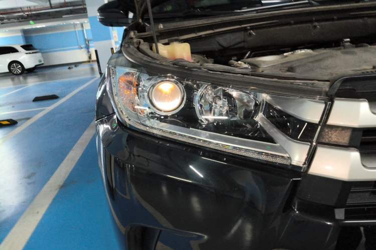 Used Toyota Highlander 2018 2.0T Four-Wheel Drive Luxury Edition 7 Seats China V Emission Standard Right Front Headlight