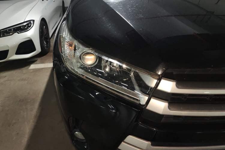 Used Toyota Highlander 2018 2.0T Four-Wheel Drive Luxury Edition 7 Seats China V Emission Standard Right Front Headlight