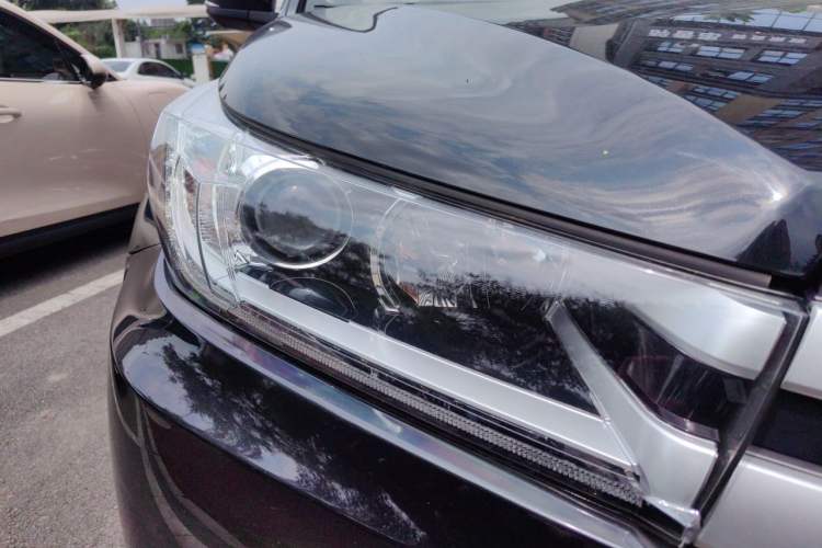 Used Toyota Highlander 2018 2.0T Two-Wheel Drive Elite Version 5 Seats China VI Standard Right Front Headlight