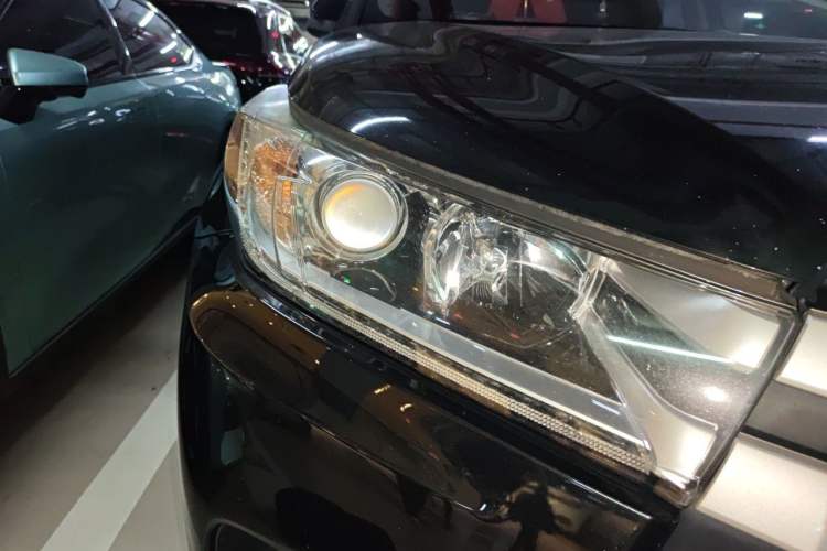 Used Toyota Highlander 2018 2.0T Four-Wheel Drive Elite Edition 7 Seats China V Standard Right Front Headlight