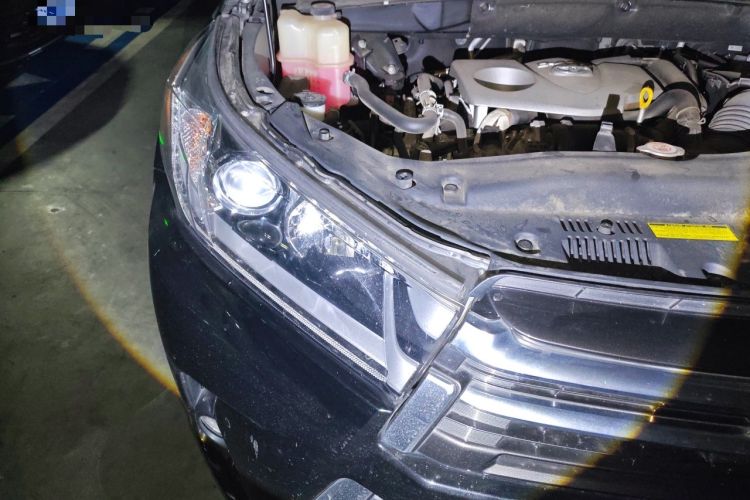Used Toyota Highlander 2018 2.0T Four-Wheel Drive Prestige Version 7 Seats China V Emission Standard Right Front Headlight