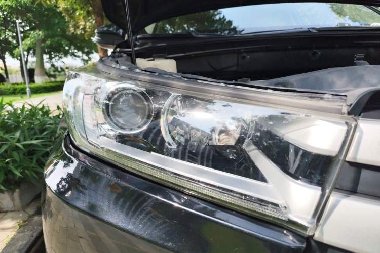 Used Toyota Highlander 2018 2.0T Four-Wheel Drive Luxury Edition 7 Seats China V Emission Standard Right Front Headlight