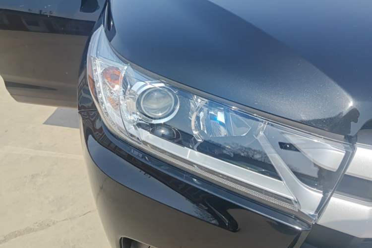 Used Toyota Highlander 2018 2.0T Four-Wheel Drive Luxury Edition 7 Seats China V Emission Standard Right Front Headlight