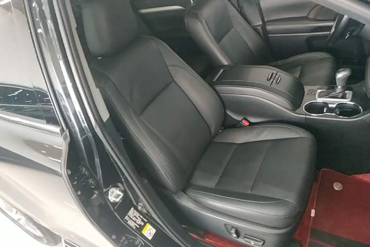 Used Toyota Highlander 2018 2.0T Two-Wheel Drive Luxury Edition 7 Seats China VI Standard Right Front Seat