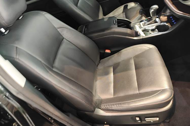 Used Toyota Highlander 2018 2.0T Four-Wheel Drive Luxury Version 7 Seats China VI Standard Right Front Seat