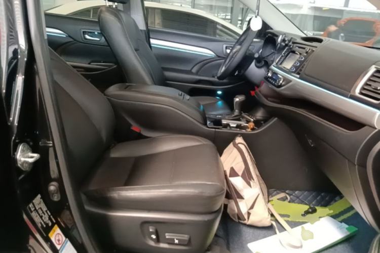 Used Toyota Highlander 2018 2.0T Four-Wheel Drive Luxury Version 7 Seats China VI Standard Right Front Seat