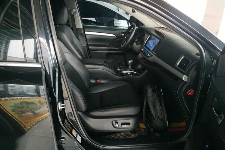 Used Toyota Highlander 2018 2.0T Four-Wheel Drive Luxury Edition 7 Seats China V Emission Standard Right Front Seat