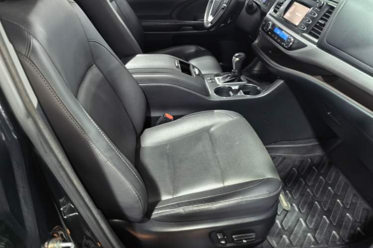 Used Toyota Highlander 2018 2.0T Two-Wheel-Drive Luxury Edition 7 Seats Emission Standard China V Right Front Seat