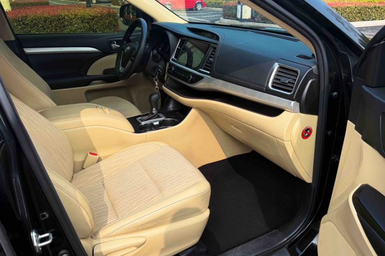 Used Toyota Highlander 2018 2.0T Four-Wheel Drive Elite Edition 7 Seats China V Standard Right Front Seat