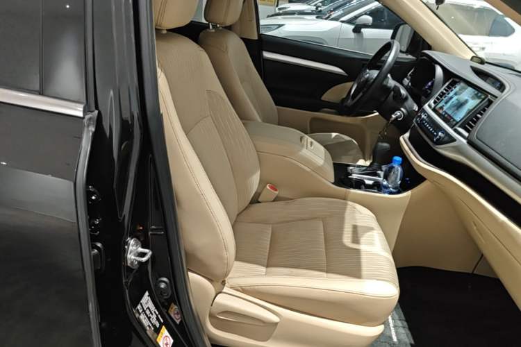 Used Toyota Highlander 2018 2.0T Two-Wheel Drive Elite Version 5 Seats China VI Standard Right Front Seat
