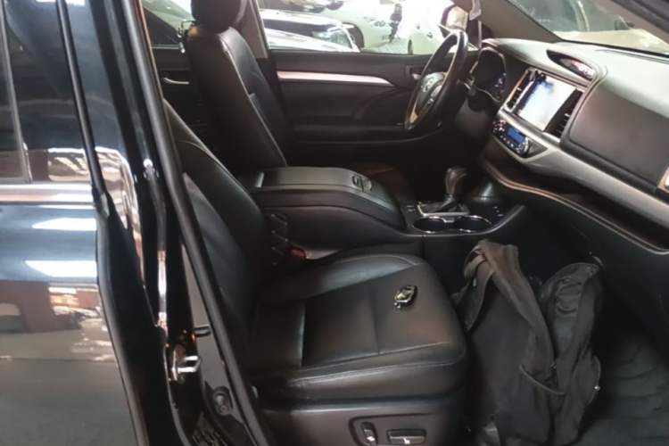 Used Toyota Highlander 2018 2.0T Four-Wheel Drive Luxury Version 7 Seats China VI Standard Right Front Seat