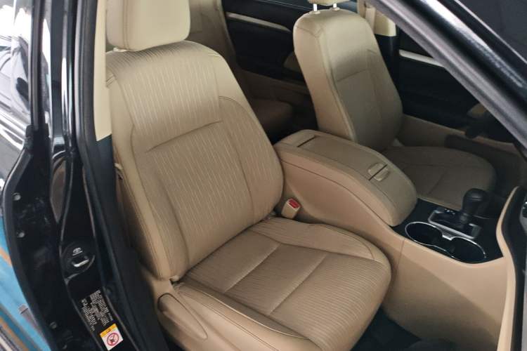 Used Toyota Highlander 2018 2.0T Two-Wheel Drive Elite Edition 7 Seats Emission Standard China V Right Front Seat