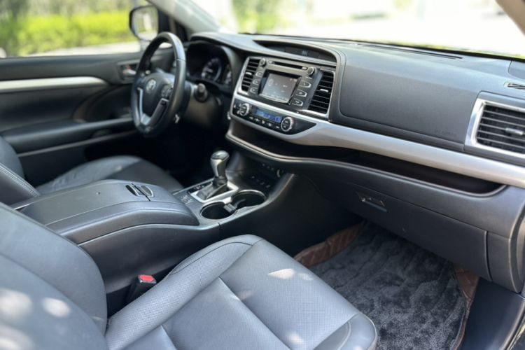 Used Toyota Highlander 2018 2.0T Four-Wheel Drive Luxury Version 7 Seats China VI Standard Right Front Seat