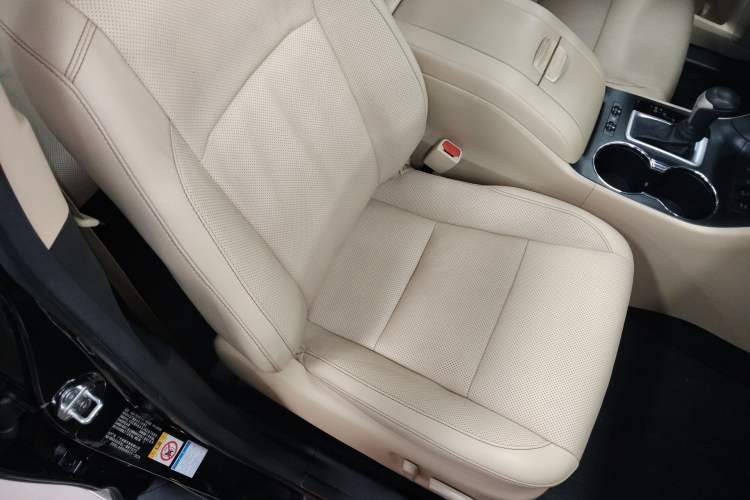 Used Toyota Highlander 2018 2.0T Four-Wheel Drive Ultimate Edition 7-Seater Emission Standard China V Right Front Seat